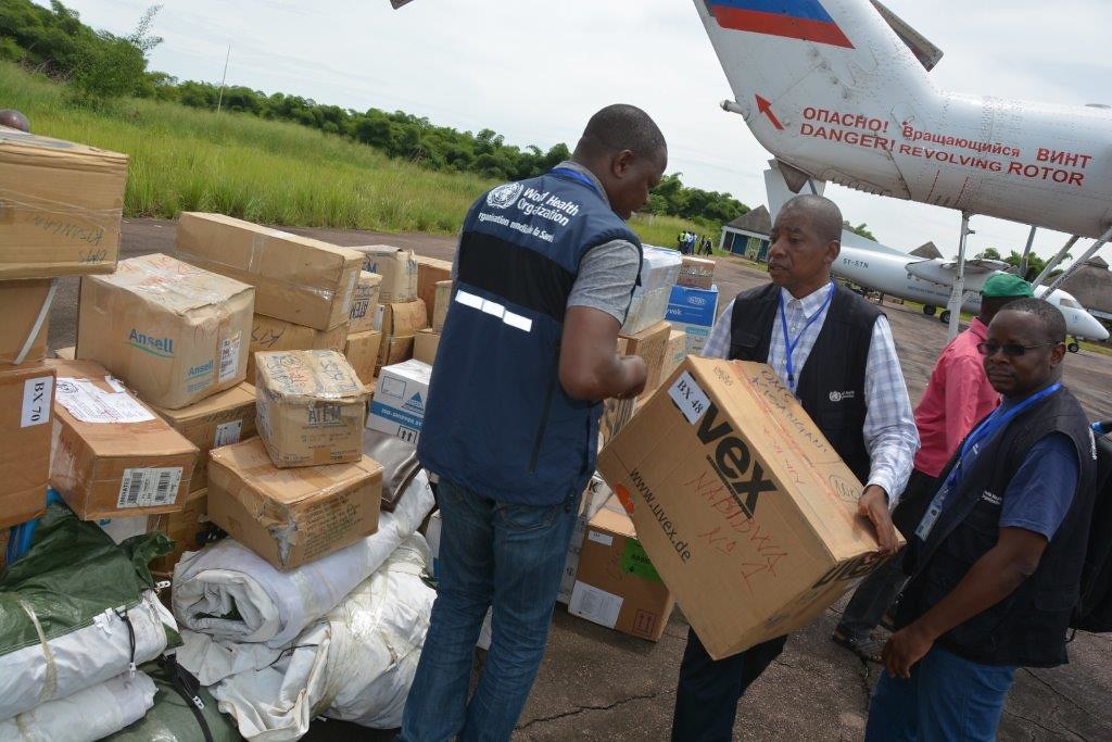 Likati, Bas-Uele, DR Congo: To respond to the Ebola Epidemics, logisticians of the World Health Organization (WHO) deploy the first protection and medical kits in Likati (Bas-Uele province).